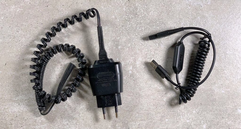 Im Vergleich: Links der Netzstecker von Braun und rechts das tizi Ladekabel.