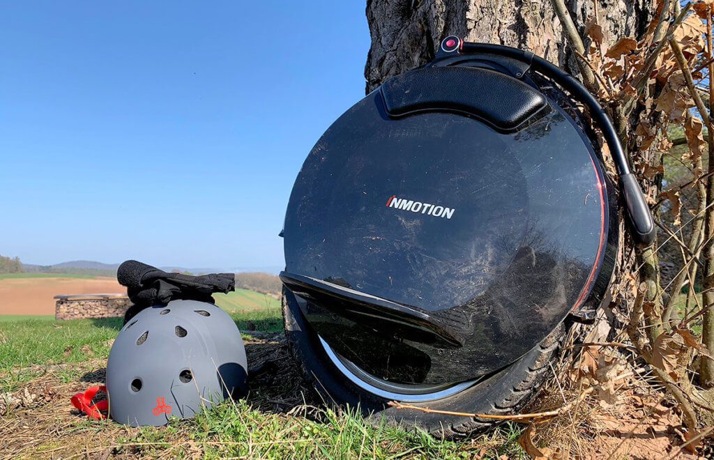 Durch den großen Akkupack lassen sich mit dem Inmotion V10F so weite Touren machen, dass die Füße in der Regel vor dem Einrad eine Pause brauchen.