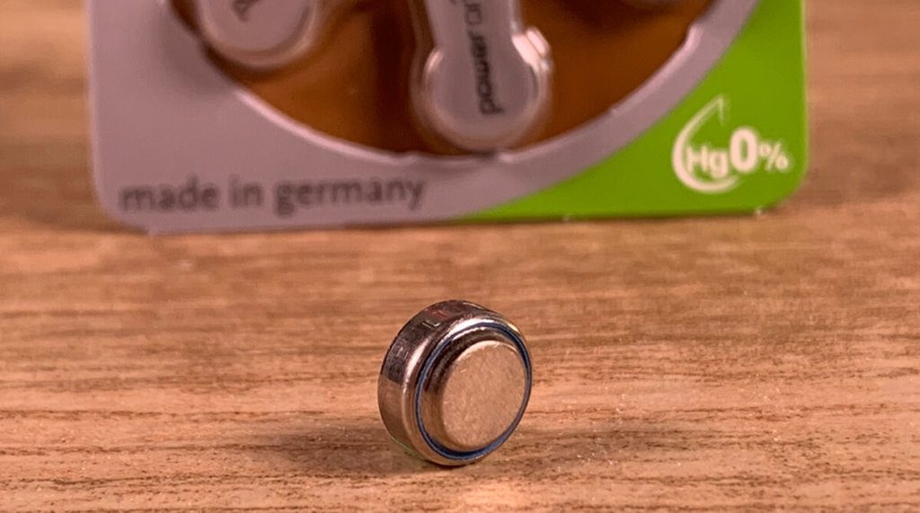 Wie lange Hörgerätebatterien halten, hängt von drei Faktoren ab: Kapazität der Batterie, tägliche Nutzungsdauer und Stromverbrauch des Hörgerätes.