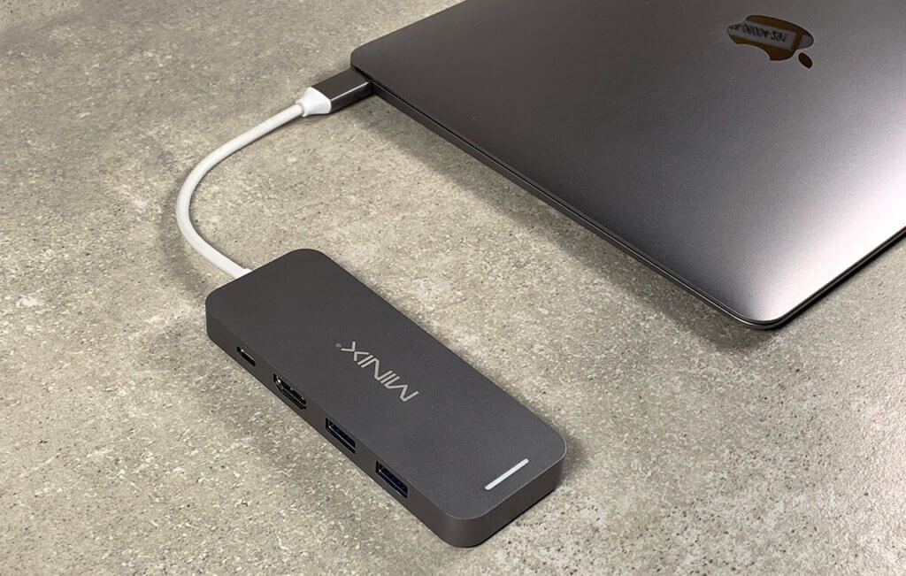 Ich persönlich bin ein Freund von den Adaptern mit Anschlusskabeln, wie hier beim Minix. Diese lösen sich beim Betrieb nicht von selbst und üben weniger Belastung auf den USB-C-Port aus, da man sie flexibel platzieren kann.