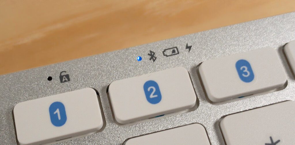 Mit einer kleinen blauen LED zeigt die Satechi-Tastatur an, ob sie gerade im Pairing-Modus ist.