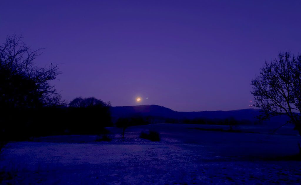 Eine partielle Mondfinsternis mit dem iPhone zu knipsen, klingt fast unmöglich. Mit der App "Slow Shutter" kann man es trotzdem versuchen (Foto: Sir Apfelot).