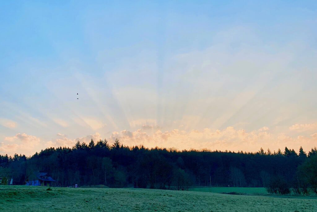 Bei diesem Foto haben mich vor allem die Strahlen fasziniert, die durch die Wolken entstanden sind. Es war ursprünglich im Hochformat und wurde von mir auf Querformat zugeschnitten (Foto: Sir Apfelot).