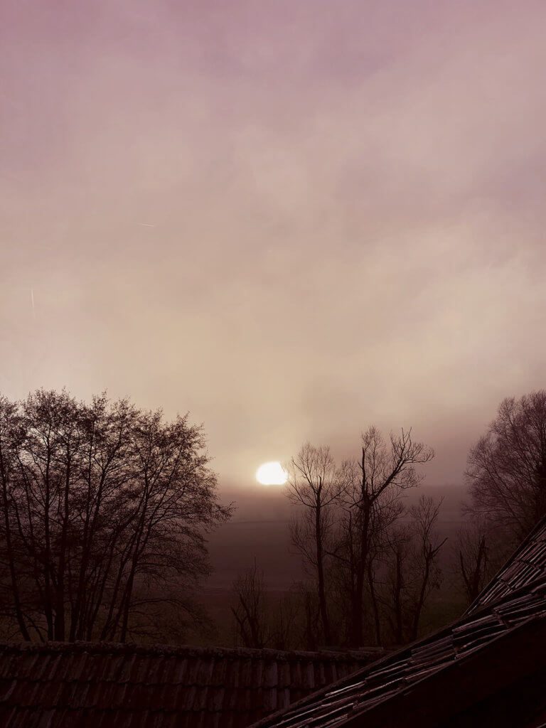 Dieses Foto habe ich mal spontan aus dem Küchenfenster geschossen. Der Himmel war beeindruckend schön und das kommt hier auch sehr schön raus. Durch das Smart-HDR des iPhone XS kommen im Vordergrund auch noch Dachziegel im Detail raus. Hier wurden nur die Farben etwas angepasst, sonst wurde nichts geändert (Foto: Sir Apfelot). 