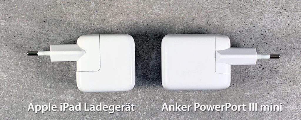 Im direkten Vergleich sieht man, dass der Anker PowerPower III mini nur minimal größer ist, als das Apple iPad-Netzteil. Trotzdem bietet es die dreifache Leistung zum Aufladen von Geräten.