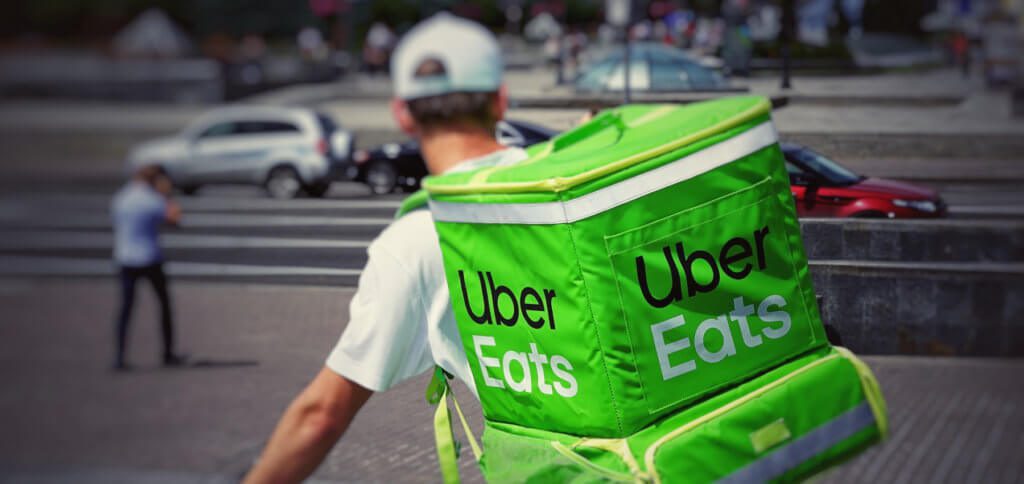 Gig Economy – das heißt, dass Selbstständige oder geringfügig Beschäftigte mit eigenen Mitteln die Aufträge von Mittlern erfüllen. Essen ausliefern, Personen befördern, Akkus aufladen, Texte schreiben; es gibt alles auf Zuruf.