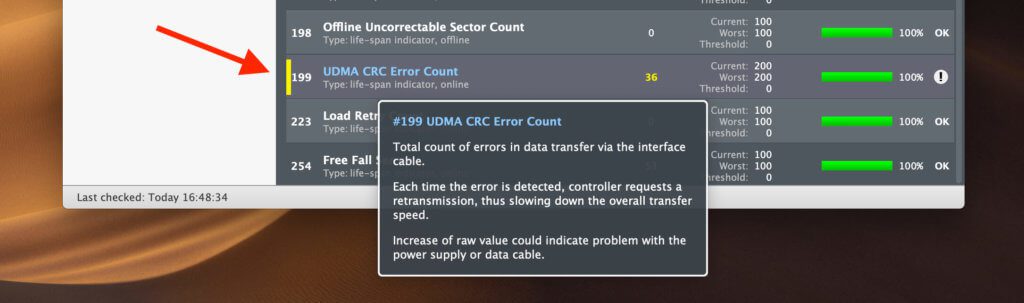 Bei dieser Festplatte zeigt der UDMA CRC Error Count, dass es hin und wieder Fehler bei der Datenübertragung liegt. Dies passiert interessanterweies genau bei einer Festplatte, die aufgrund eines schrägen Gehäusedesigns mit einem lockeren Stecker zu kämpfen hat. Ein schöner Hinweis, der zeigt, dass man hier definitiv ein anderes Kabel oder Gehäuse verwenden sollte.