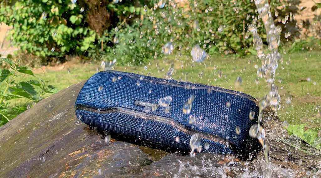 Gut zwei volle Giesskannen haben bei uns einen ordentlichen Regenguss simuliert… dem EasyAcc F10 hat das nichts ausgemacht. Nicht einmal die Klangqualität wurde von dem feuchten Stoffbezug beeinträchtigt.