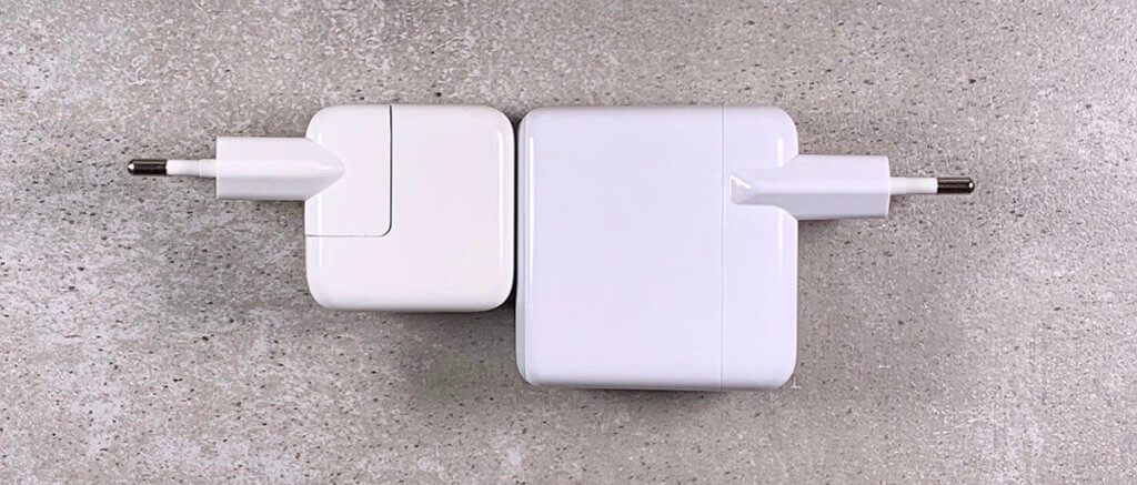 Links sieht man das 12W iPad Netzteil von Apple, rechts den Anker PowerPort III, der die 5-fache Leistung bietet aber nur etwas größer ist.