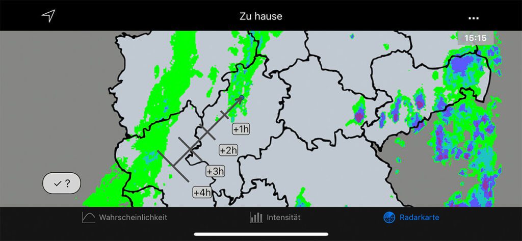 Die Radarkarte nutze ich persönlich am häufigsten, um zu sehen, ob dicke Regenwolken im Anlauf sind. Mit dem Pfeil sieht man die RIchtung, aus der die Niederschläge kommen und die Zeitangaben geben Auskunft, wann man mit dem Eintreffen rechnen muss.