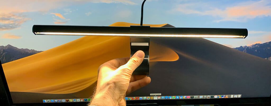 Hier sieht man die ScreenBar vor meinem Monitor. Um sie anzubringen, "hängt" man sie einfach über die obere Kante des Bildschirms. Das Gegengewicht zieht dann die Lampe in die richtige Position.