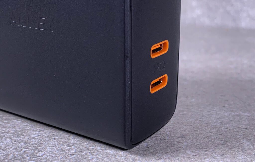 Die zwei USB-C Ports sind optisch gleich, aber der obere liefert maximal 18 Watt, während der untere bis zu 60 Watt ausgeben kann (Fotos: Sir Apfelot).