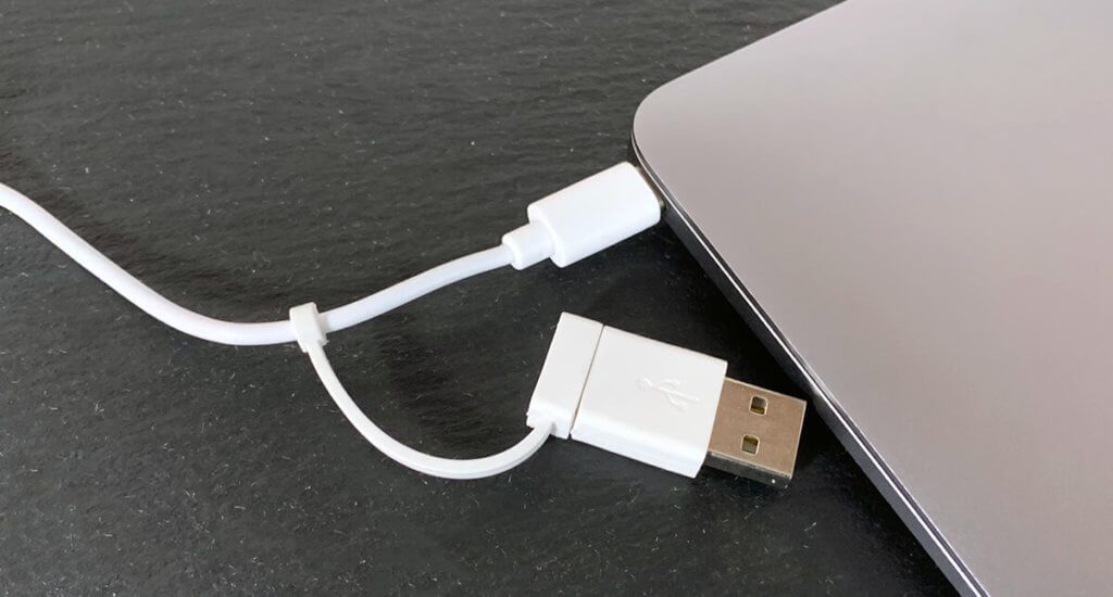 Der USB-Adapter ist fest am Kabel und damit immer dabei – man kann ihn einfach nicht vergessen oder verlieren (Fotos: Sir Apfelot).