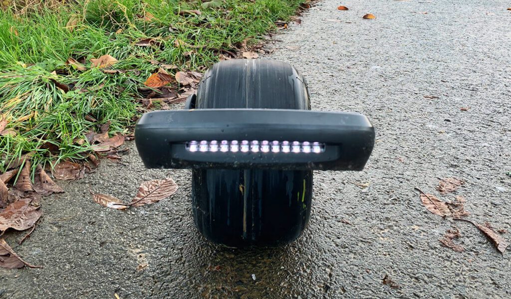 Die Front-LED des Onewheel Pint sind eher zum "Gesehen werden". Zur Ausleuchtung des Weges greife ich lieber auf eine helle Stirnlampe zurück.