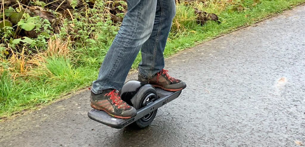 Irgendwie fühlt man sich sehr schnell wohl auf dem Gerät, allerdings sollte man am Anfang nicht zu schnell fahren, da man schon von unscheinbaren Unebenheiten ins Wanken kommt. 