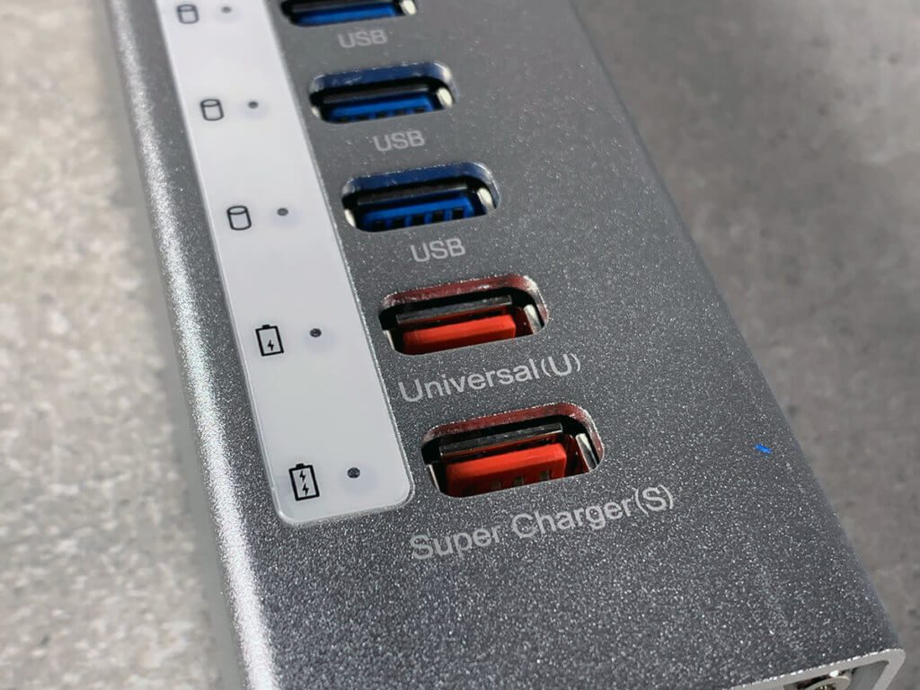 Praktisch: Am Hub ist sogar ein Super Charger Port, mit dem man seinen Tesla aufladen kann! Nein… war nur Spaß… mit 2,4 A Leistung reicht es aber selbst für die großen iPad Pro Modelle und riesige Powerbanks..