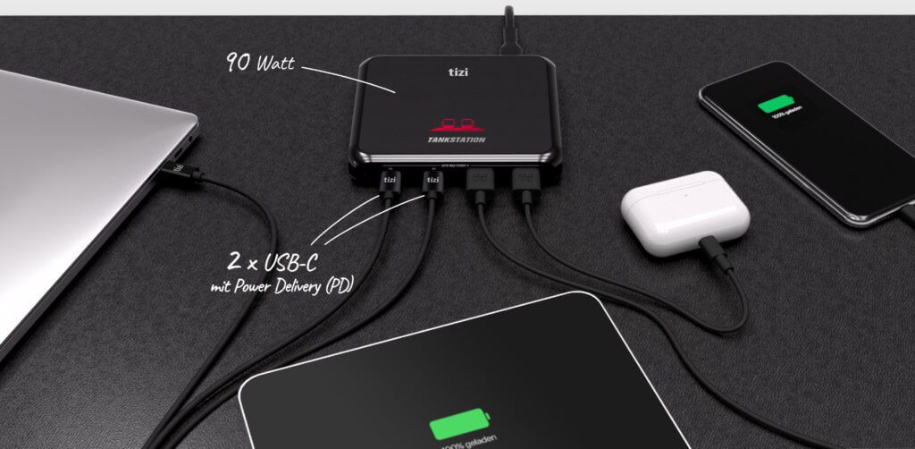 Die neue tizi Tankstation Pro 4x mit 2x USB-C (90W) von equinux in Aktion. Parallel können bis zu vier Geräte über USB-C und USB-A geladen bzw. betrieben werden.