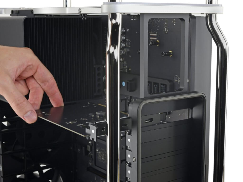 Eins der vielen Fotos aus dem Apple Mac Pro 2019 Teardown von iFixit. Hier sieht man schon, wie modular und sauber der Aufbau der Hardware ist.