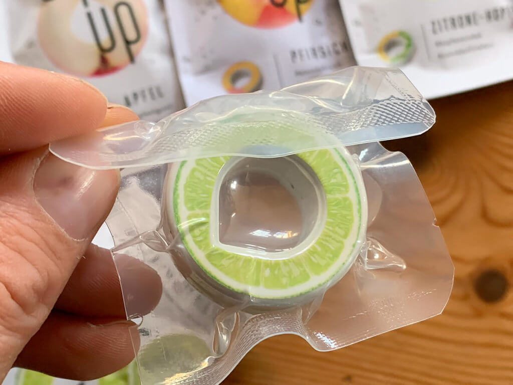 Jeder Duft-Pod ist in Kunststoff eingeschweißt und steckt dazu in einer größeren Verpackung mit Zip-Verschluss, damit man sie zwischendurch wechseln kann, ohne dass sie viel Aroma verlieren.