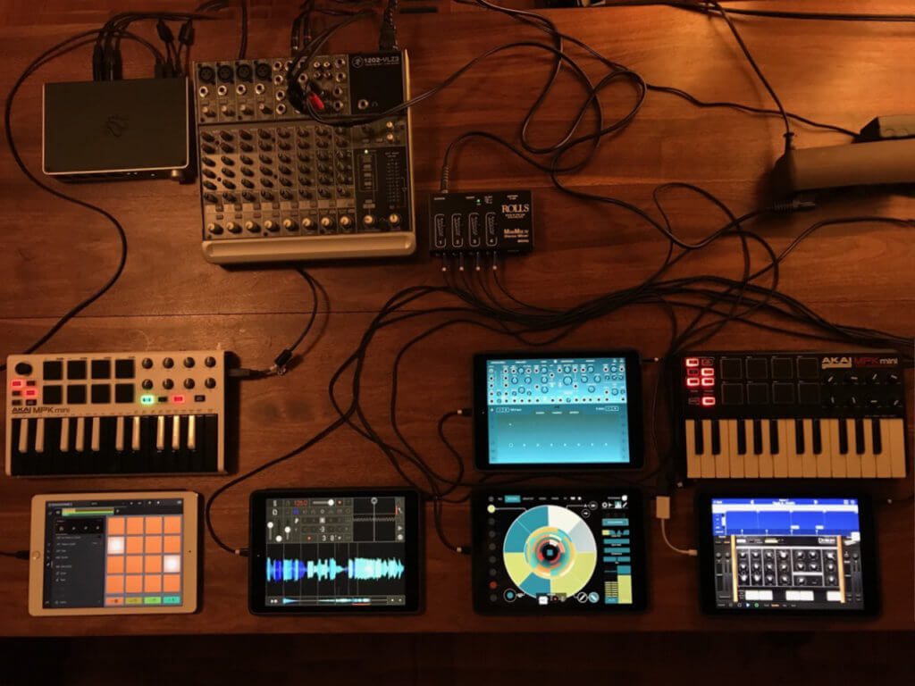 Das Setup von Anil Macwan; hier nicht zu sehen sind natürlich die weiteren Instrumente wie E-Gitarre und Schlagzeug.