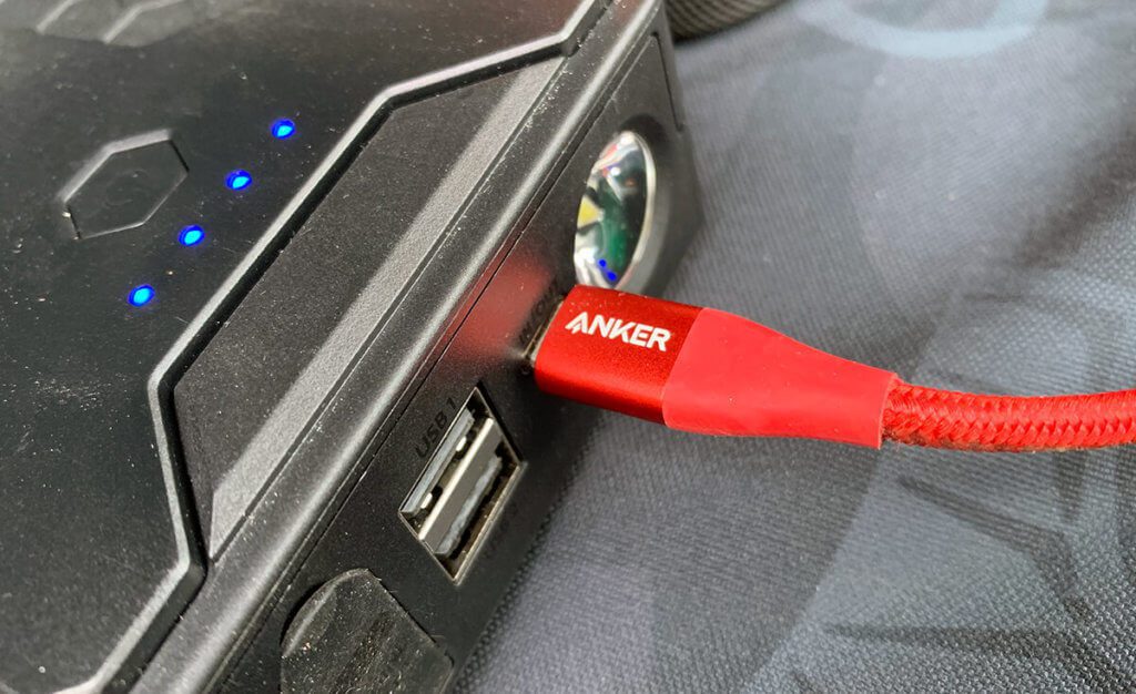 Entgegen der Aussage in der Bedienungsanleitung ist der USB-C-Port auch als Ausgang zum Laden von MacBook, iPad und iPhone zu verwenden. Mit dem passenden USB-C-auf-Lightning-Kabel unterstützt er auch das Schnellladen der Geräte.