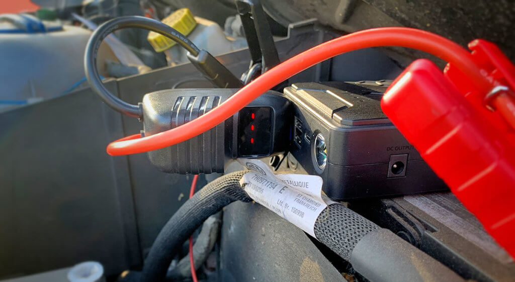 Meine Roav Jump Starter Pro Starthilfe hat mir schon mehrmals meinen VW Bus (TDi) wieder zum Leben erweckt. Für Motorräder dürfte sie allemal reichen (Foto: Sir Apfelot).