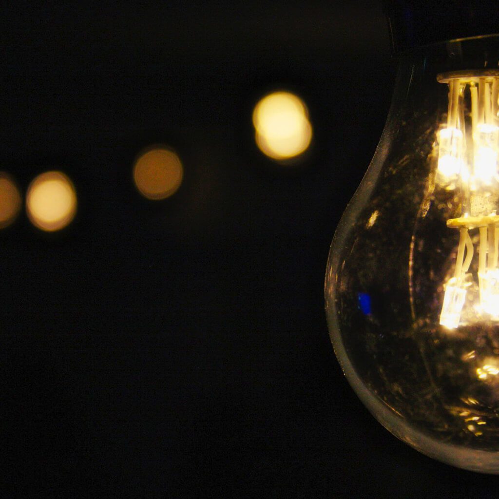 Mein Hirn brauchte ein paar Minuten, bis nach der Umstellung auf den Dunkelmodus das interne Lichtlein wieder anging (Foto: Pexels/Pixabay).