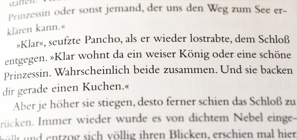 Vor allem in Büchern findet ihr für die direkte Sprache von Charakteren die Guillements, bzw. in Deutschland und Österreich die Chevrons, in Gebrauch.