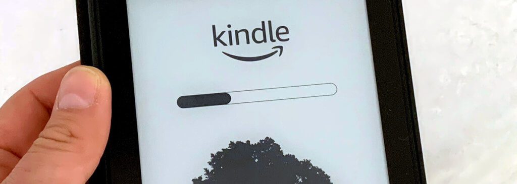 Drückt man den Taster ca. 10 Sekunden, führt der Kindle Paperwhite einen harten Neustart durch und bootet sich neu. Das war meine Rettung.