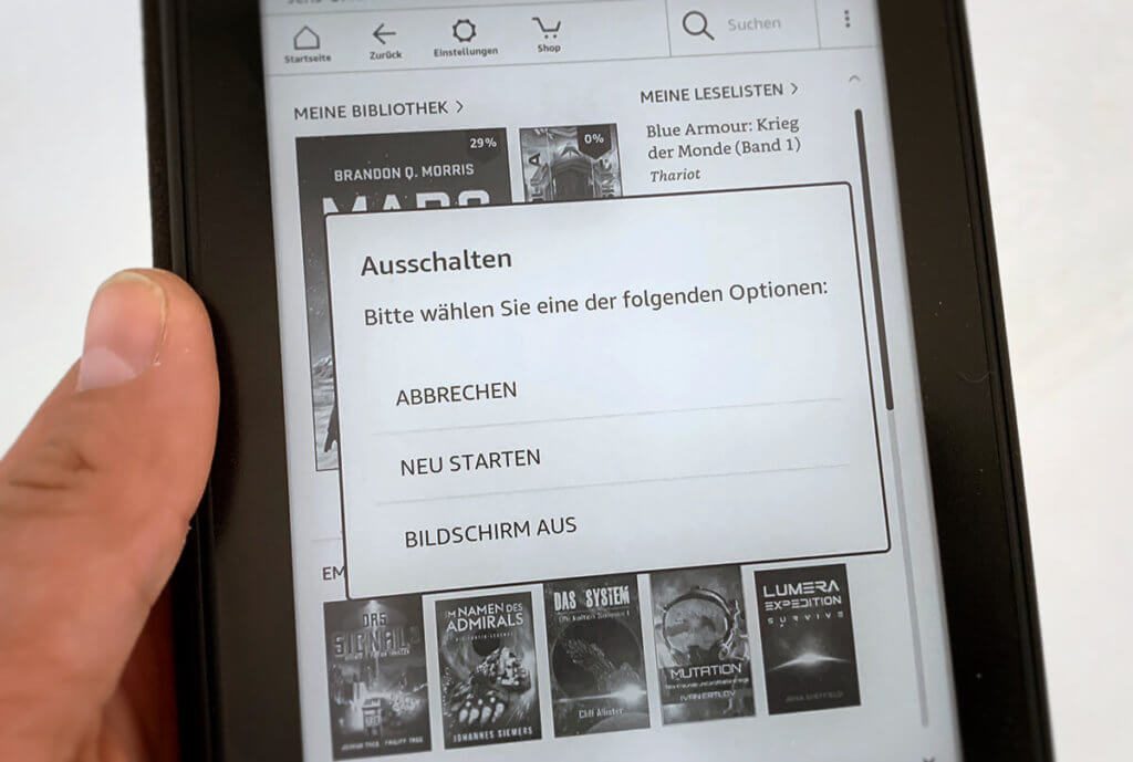 Drückt man den Taster am unteren Rand des Kindle ca. 3 Sekunden, kann man zwischen Abbrechen, Neu starten und Bildschirm aus (Stand-by) wählen. In diese Ansicht bin ich bei meinem Paperwhite aber nicht mehr gekommen.