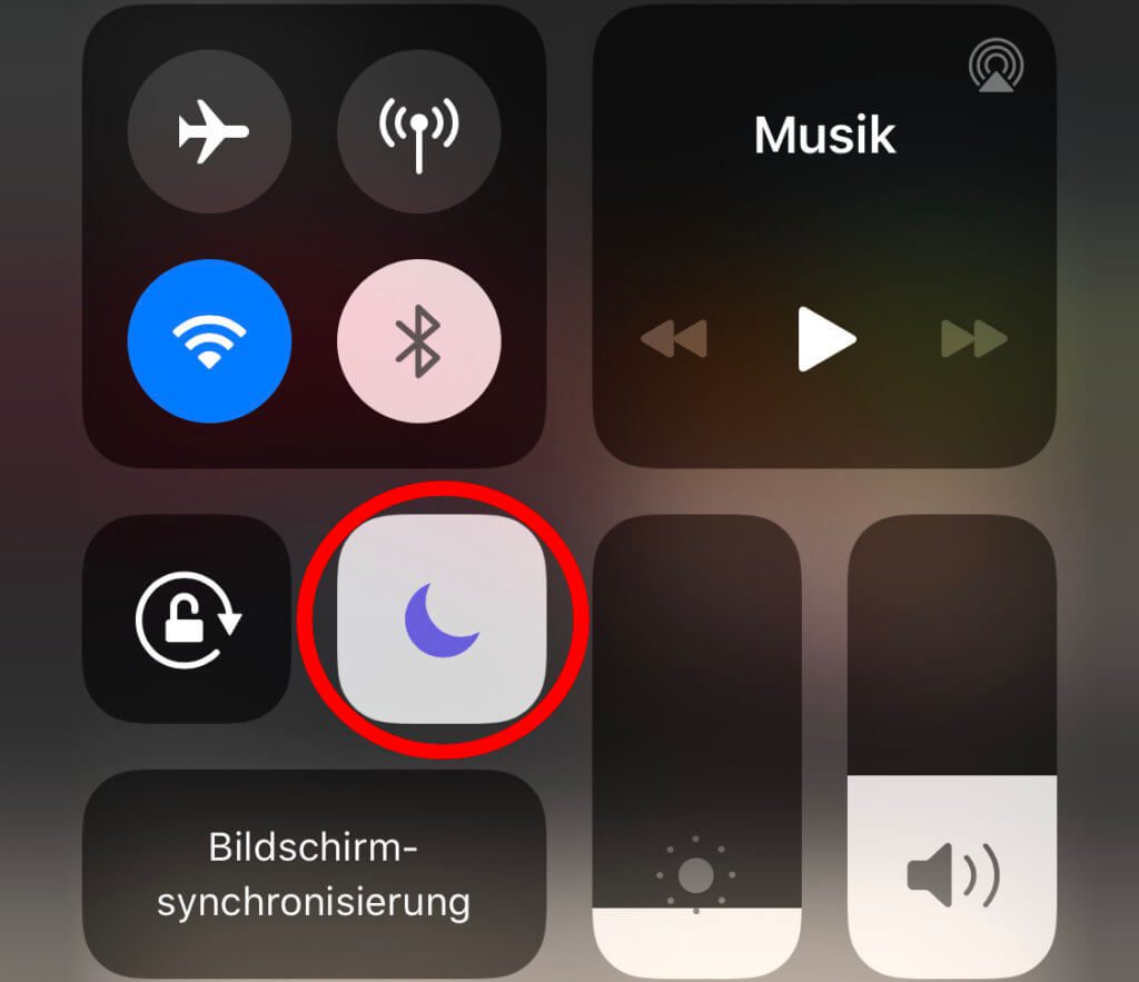 Auch im iPhone Kontrollzentrum könnt ihr "Nicht stören" aktivieren und deaktivieren. Hier ein Screenshot aus iOS 13 mit markierter Schaltfläche.