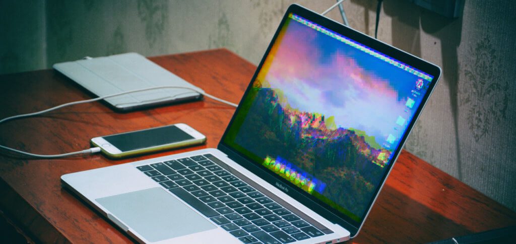 Die MacBook Pro/Air Grafikkarte reparieren lassen – das kann bei Apple dazu führen, dass das ganze Logicboard ausgetauscht wird. Wollt ihr nur eine Grafikchip-Reparatur bzw. einen Austausch der Grafikkarte zum kleineren Preis, wendet euch an Sadaghian ;)