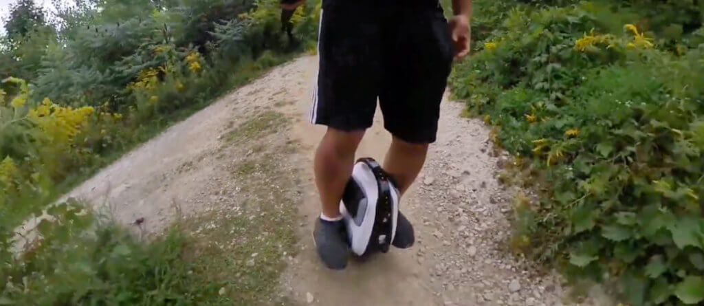 Nicht nur der Youtuber von Electric Dreams findet, dass das MTen 3 auf Offroad-Terrain seinen eigenen Kopf hat. Seine Spur wird stark vom Untergrund beeinflusst, was vom Fahrer schnelle Reaktionen erfordert.