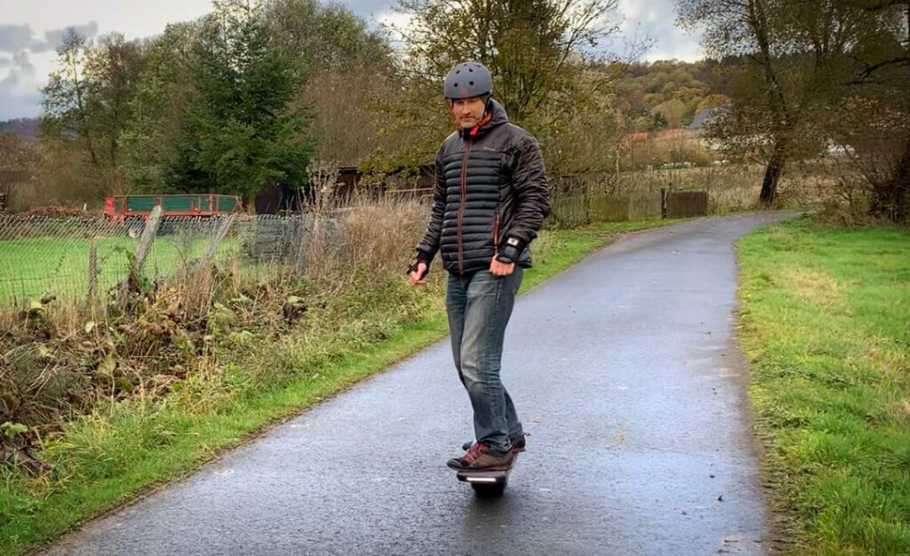 Meine minimale Schutzausrüstung besteht aus Handgelenkschützern und Helm. Ich denke aber für schnellere Fahrten mit dem elektrischen Einrad schon über eine Motorradjacke mit Protectoren und über einen Integralhelm nach – mal schauen, wann ich mich dazu durchringe (Foto: Sir Apfelot).