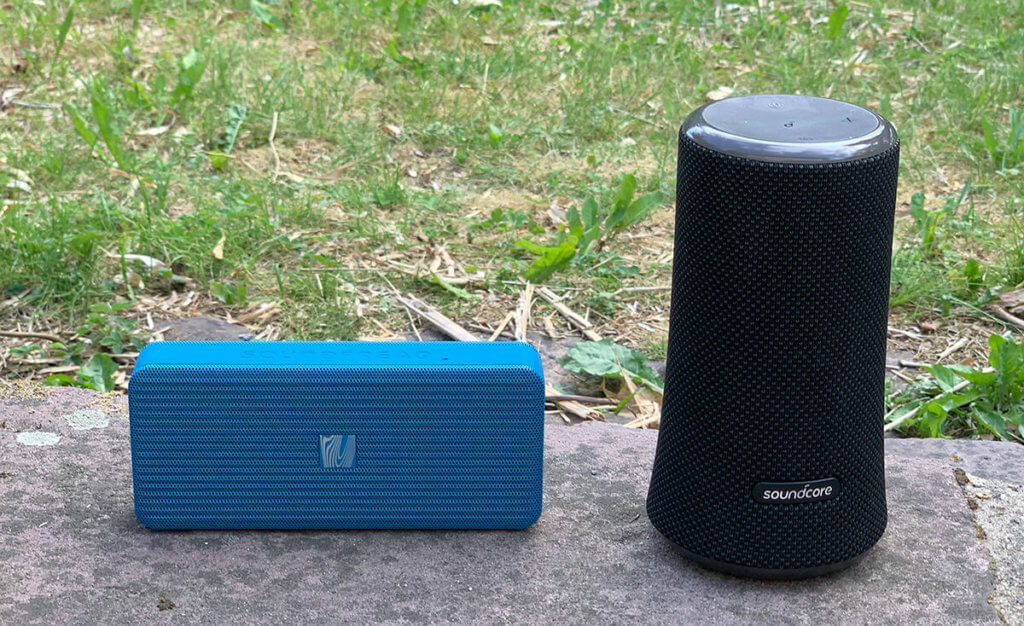 Links der Soundfreaq Pocket Kick und rechts der Soundcore Flare 2 – ein nicht ganz fairer Vergleich, wenn man die Größe betrachtet (Fotos: Sir Apfelot).