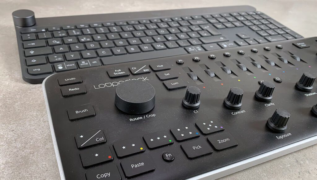 Das Loupedeck bietet viel mehr Drehregler und Schalter für die Bedienung von Photoshop, Lightroom und Premiere, aber dafür benötigt es mehr Platz und ist weniger konfigurierbar in Bezug auf andere Software.