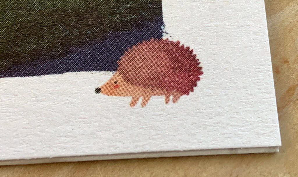 Der Igel ist auf der Karte ca. 1,2 cm breit. Durch die Nahaufnahme sieht man natürlich das Druckraster, aber er ist für das Auge sehr scharf, wenn man ihn mit dem entsprechenden Abstand betrachtet.