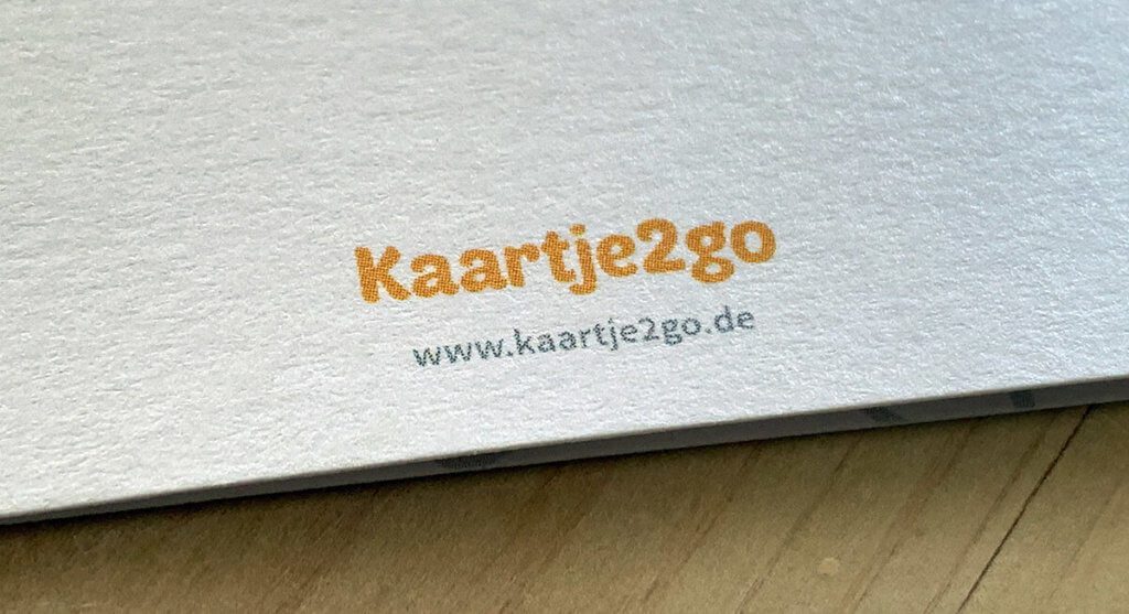 Das Logo des Anbieters wird dezent auf der Rückseite aufgedruckt, aber man kann im Bestellprozess auch angeben, dass man es ausblenden möchte.