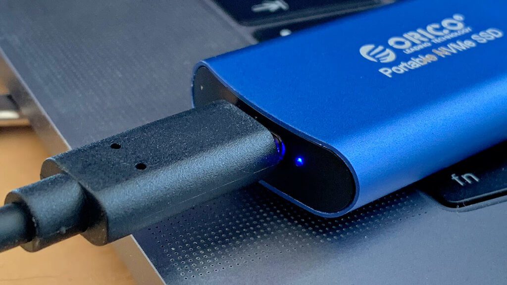 Neben dem USB-C-Anschluss ist eine kleine, blaue Status-LED, die die Betriebsbereitschaft anzeigt.