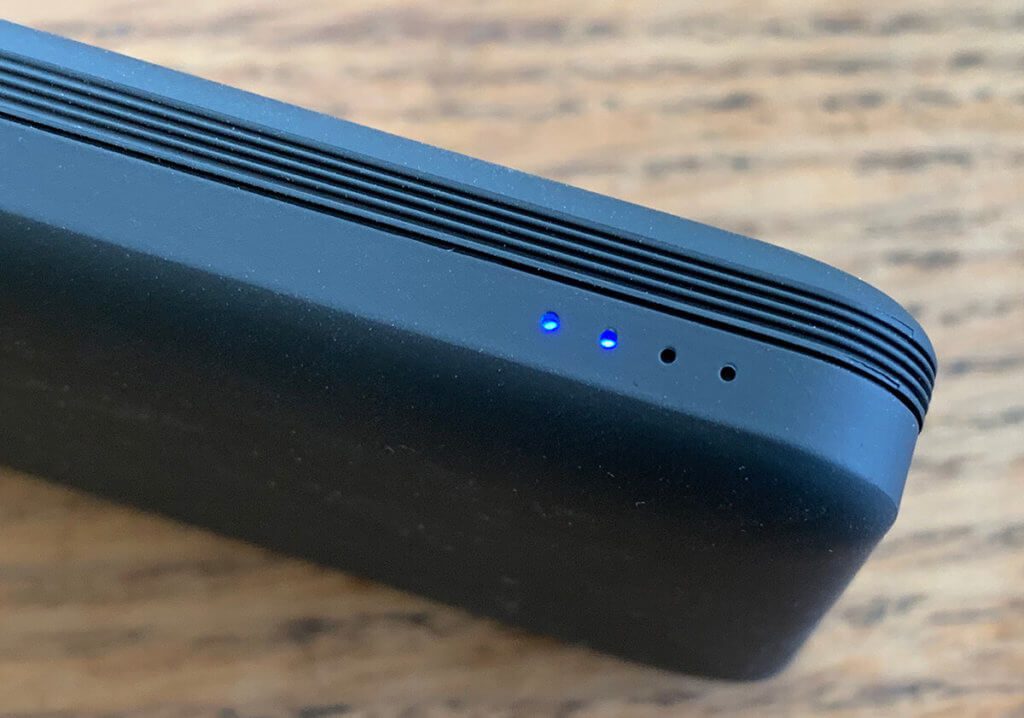 Vier LEDs zeigen an, ob die Powerbank gefüllt ist oder ob sie gerade aufgeladen wird.