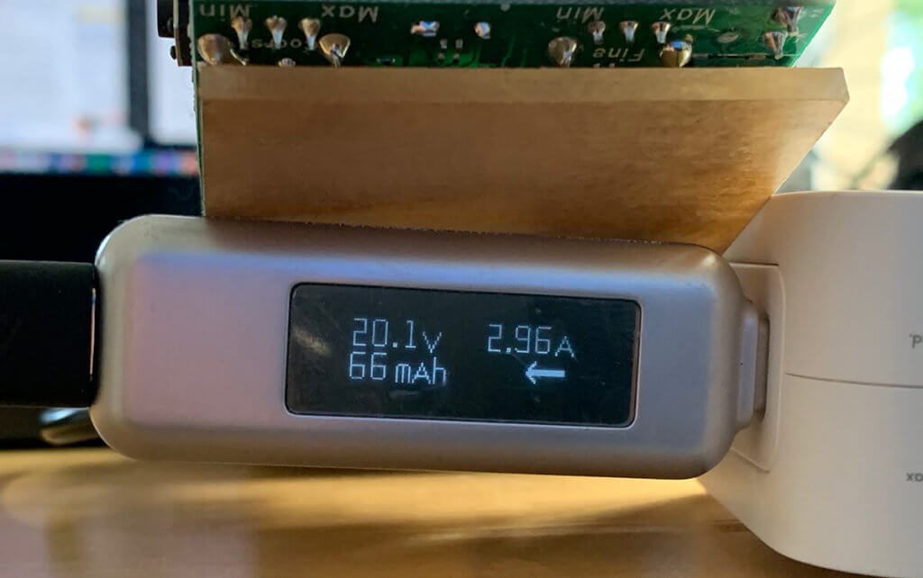 Selbst wenn der iSmart-USB-A-Port stark unter Last ist, erhält das Gerät am USB-C-Port noch knapp 60 Watt Leistung zum Laden.