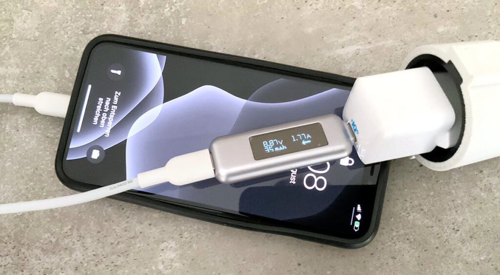 Das iPhone Xs wird mit 9 Volt im USB PD Modus schnell geladen.