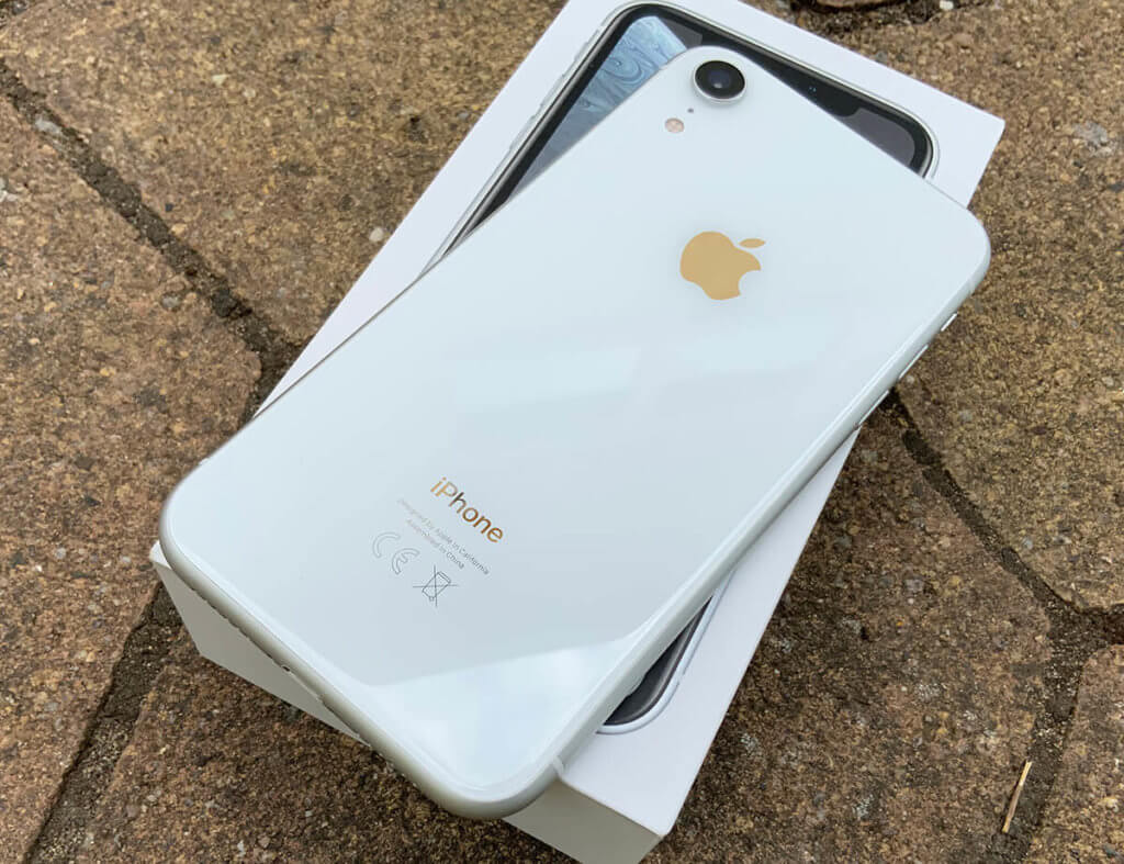 Das iPhone Xr war meine zweite Wahl, denn eigentlich hätte ich lieber das iPhone SE 2020 gekauft, das jedoch ausverkauft war, als ich meinen Einkauf erledigen wollte.