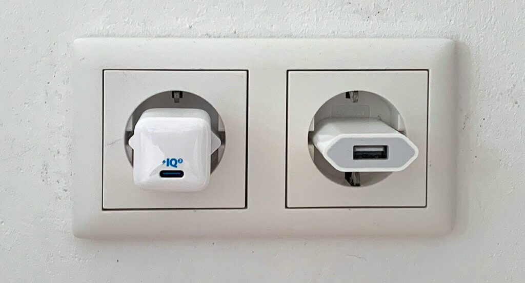 Links der Anker PowerPort III Nano und rechts das altbekannte 5W-Netzteil von Apple (Fotos: Sir Apfelot).