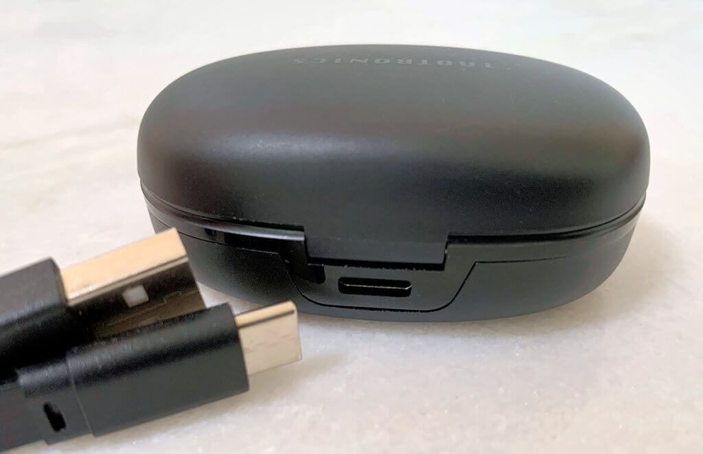 Positiv: Die Ladeschale wird per USB-C-Stecker geladen. Ich finde es gut, dass sich dieser Anschluß weiter durchsetzt.