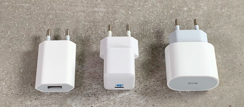 Hier sieht man die Netzteile im Vergleich: Links das 5W-Gerät von Apple, mittig der Anker PowerPort III Nano mit 18 Watt und rechts das 18 Watt USB-C-Netzteil von Apple.