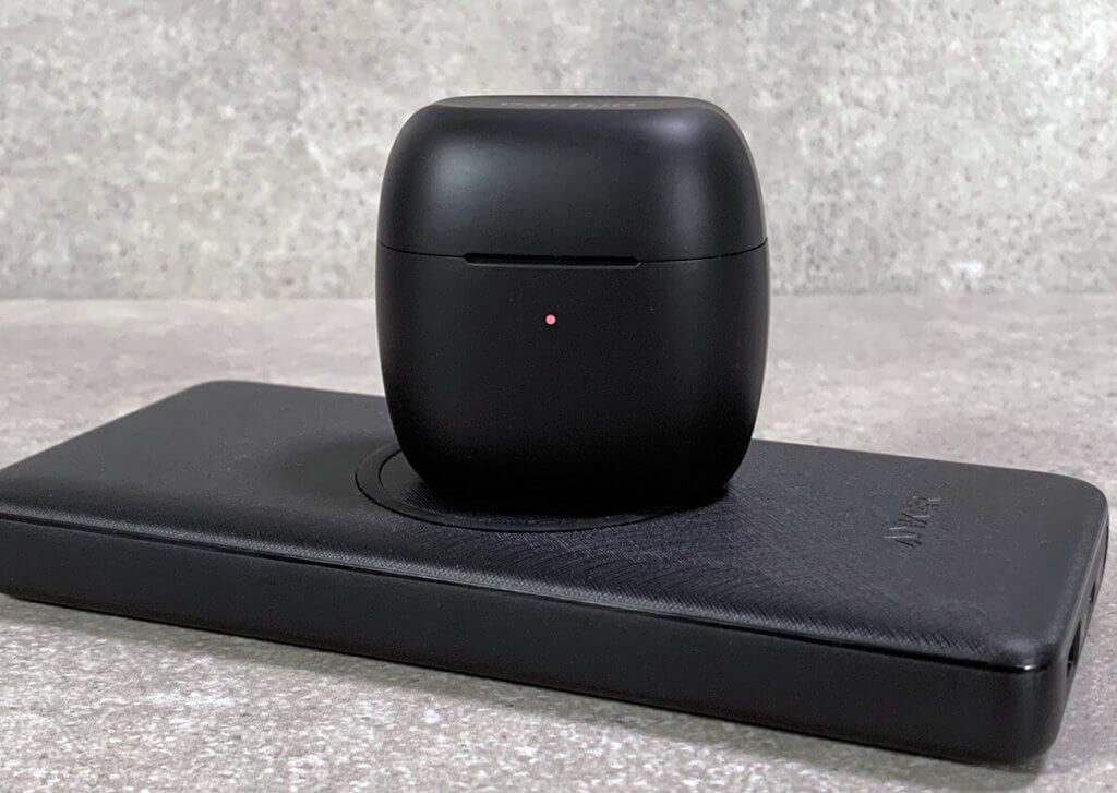 Das Case läßt sich (wie das der AirPods Pro) kabellos laden – hier mit der neuen Anker Wireless PowerCore III 10K, die gerade erst rausgekommen ist (Fotos: Sir Apfelot).