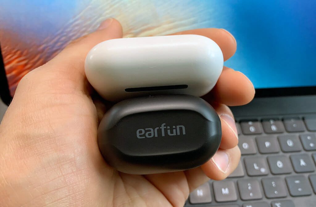 Das Ladecase der EarFun Air ist etwas fülliger als das der AirPods Pro – hosentaschenfreundlich ist es dennoch.