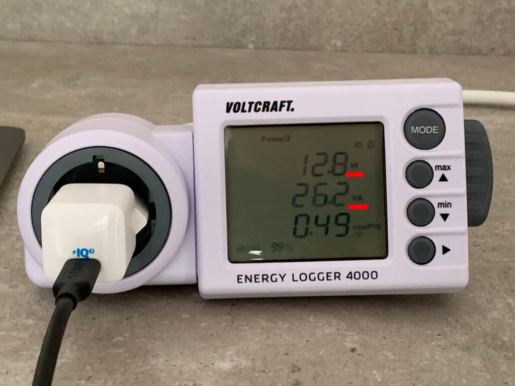 Das Stromverbrauchmessgerät Voltcraft Energy Logger 4000 gibt neben der Leistung in Watt auch die Scheinleistung in Voltampere aus. Was der Unterschied zwischen Voltampere und Watt ist, das habe ich euch in diesem Ratgeber zusammengetragen.