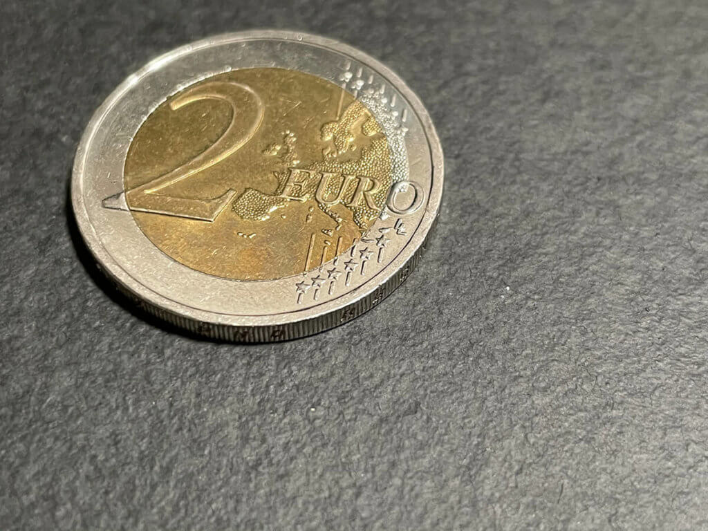 Das ist die maximale Größe des 2-Euro-Stücks, wie ich es mit dem iPhone 12 Pro ohne irgendwelche Zusatzlinsen aufnehmen kann. Gehe ich näher ran, kann das iPhne es nicht mehr scharf stellen (Fotos: Sir Apfelot).